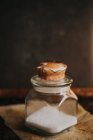 Запечений яєчний кошик на банці цукру — стокове фото