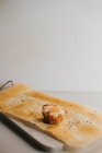 Запечений яєчний кошик на папері для випічки над мармуровими обробними дошками — стокове фото