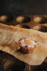 Deliciosa cesta de ovo assado em papel manteiga sobre assadeira — Fotografia de Stock