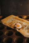 Deliciosa cesta de huevo sobre papel de hornear sobre bandeja para hornear - foto de stock