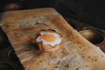 Cesta de ovo assado em papel manteiga sobre assadeira — Fotografia de Stock