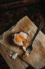 Cesta de huevo desgarrada con tenedor sobre papel de hornear - foto de stock