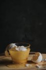 Cuenco de yemas y claras de huevo con cáscaras de huevo sobre negro - foto de stock