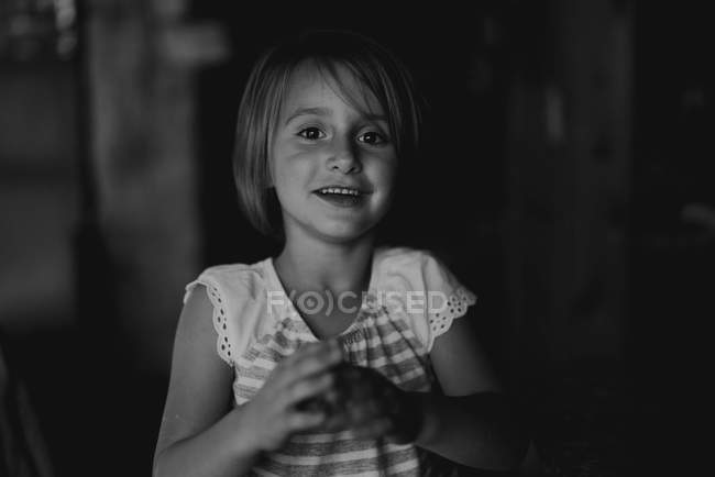 Портрет улыбающейся девушки — стоковое фото