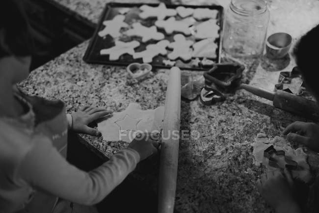 Kind bereitet Ingwerplätzchen zu — Stockfoto