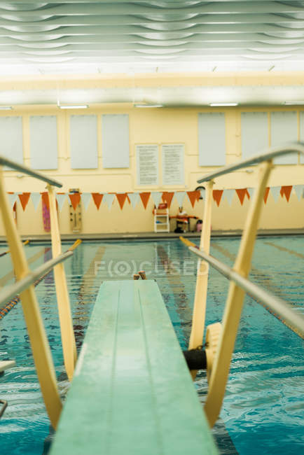 Plataforma de buceo en la piscina - foto de stock