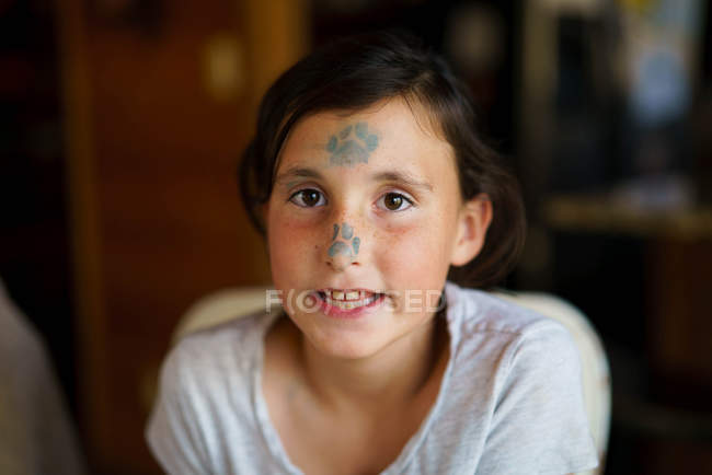 Menina com tinta verde no rosto — Fotografia de Stock