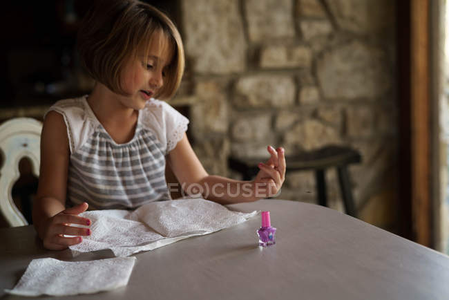 Девушка рисует свои ногти — стоковое фото