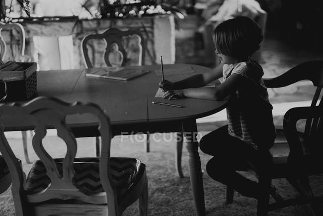 Девочка делает уроки — стоковое фото