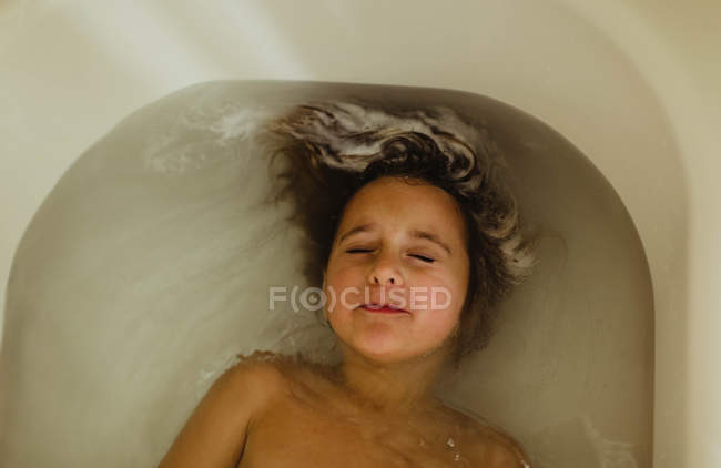 Chica relajante en el baño - foto de stock