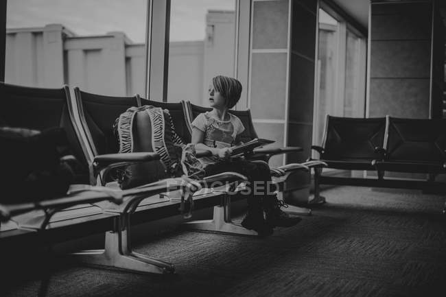 Маленька дівчинка в аеропорту — стокове фото