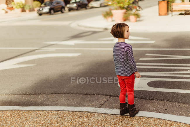 Menina pronto para atravessar a estrada — Fotografia de Stock
