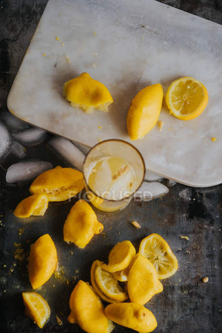 Directly above view of glass of lemonade on table with ingredients — Stock Photo
