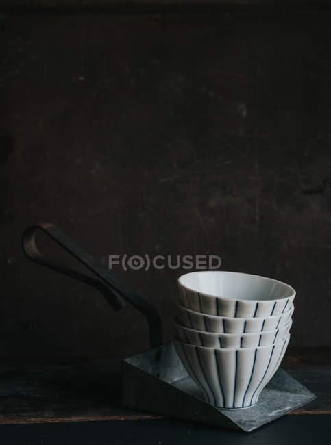 Natura morta di ciotole di tè impilate su vassoio di polvere — Foto stock
