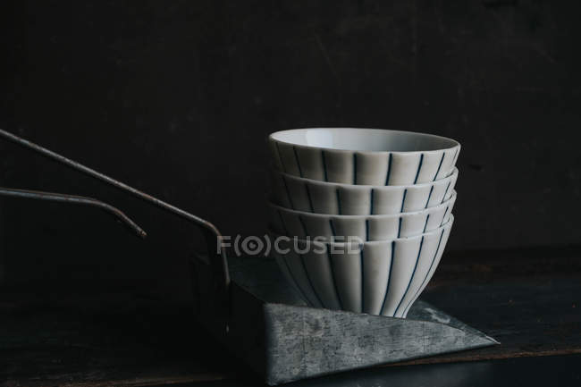 Nature morte des bols de thé empilés sur la cuillère — Photo de stock