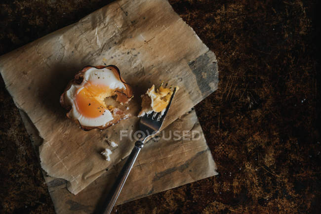 Directement au-dessus du panier à œufs avec fourchette sur papier cuisson — Photo de stock