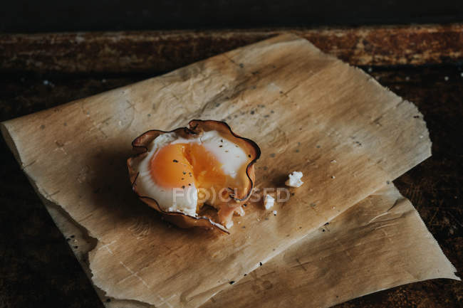Cesta de huevo desgarrada sobre papel de hornear - foto de stock