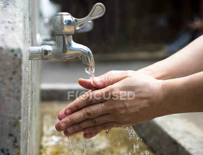Händewaschen unter fließendem Wasser im Freien — Stockfoto