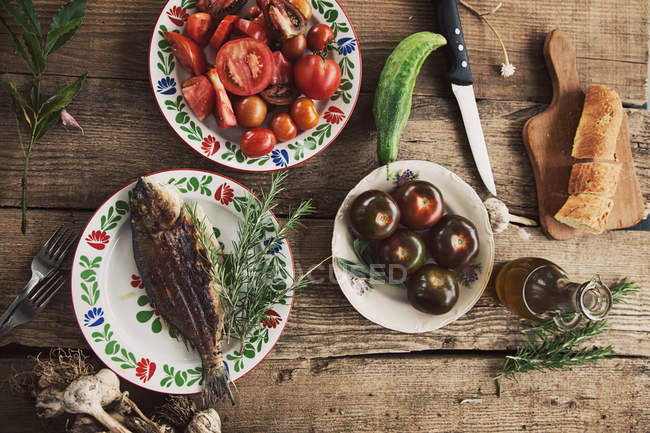 Gegrillter Fisch mit Gemüse — Stockfoto