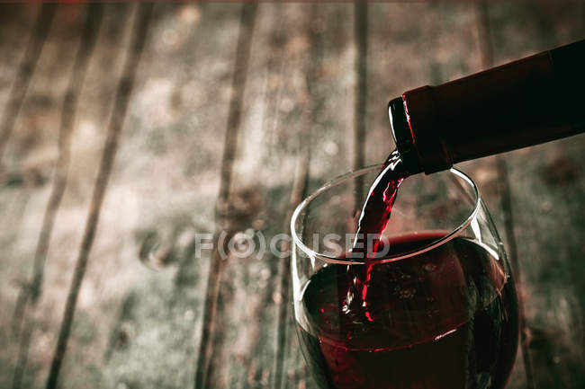 Pouring red wine — Stock Photo