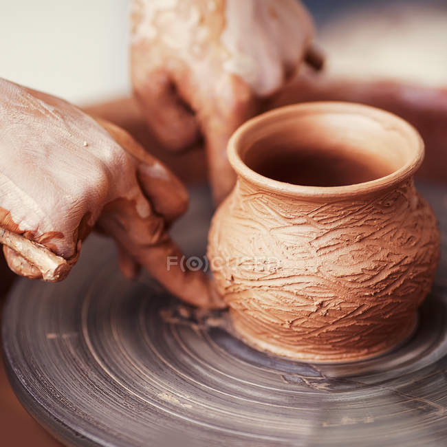 Mains sur la roue de poterie, style rétro tonique — Photo de stock