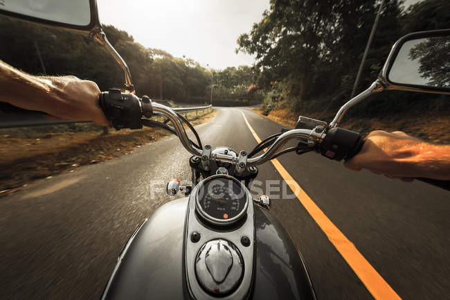 Hombre montando la motocicleta - foto de stock