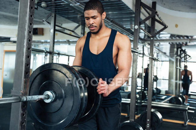 Afro Américain bodybuilder gars se préparer à faire des exercices — Photo de stock