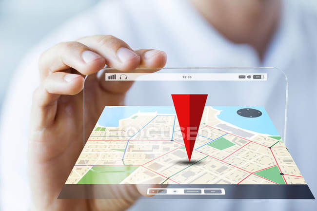Primo piano di mano maschile che mostra smartphone e mappa — Foto stock