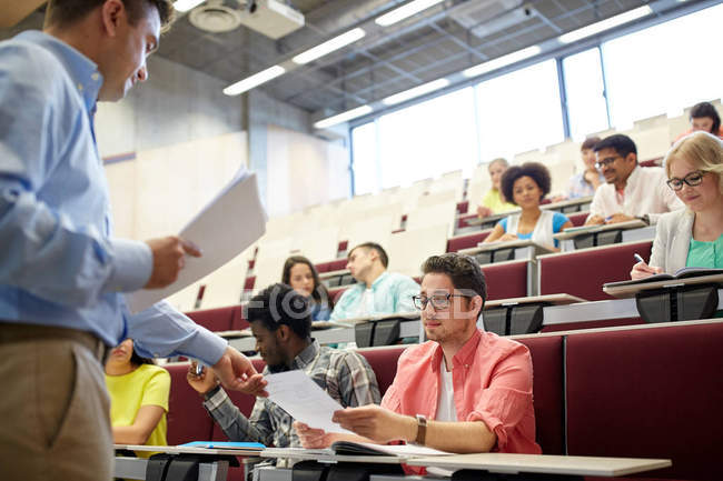 Insegnante che dà prove agli studenti a lezione — Foto stock