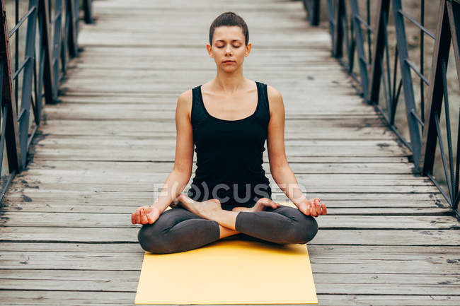 Jeune femme mince faisant du yoga — Photo de stock