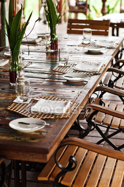 Mesa servida en la terraza de verano cafetería - foto de stock