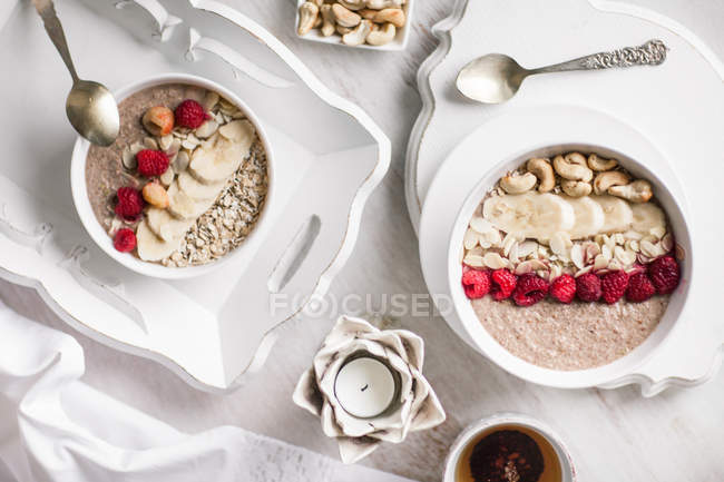 Frullato in una ciotola con frutta e semi. Colazione sana . — Foto stock