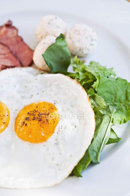 Desayuno tradicional con tocino y huevos fritos - foto de stock