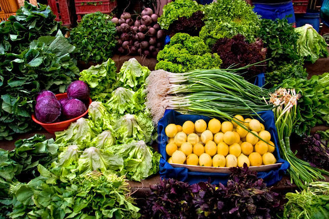 Légumes biologiques frais dans un marché de rue à Istanbul, Turquie . — Photo de stock