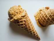 Crème glacée aux cônes de gaufres — Photo de stock