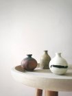 Tre vasi di ceramica shabby — Foto stock