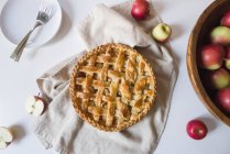 Apple pie and fresh apples — Stock Photo