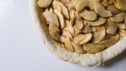 Сырой яблочный пирог — стоковое фото