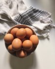 Uova in ciotola di ceramica — Foto stock