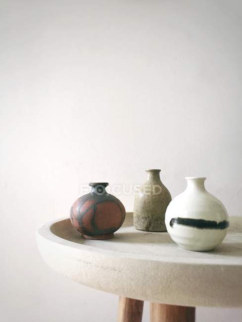 Tres jarrones de cerámica en mal estado - foto de stock