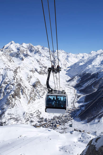 Cable cars in a mountain area — Stock Photo