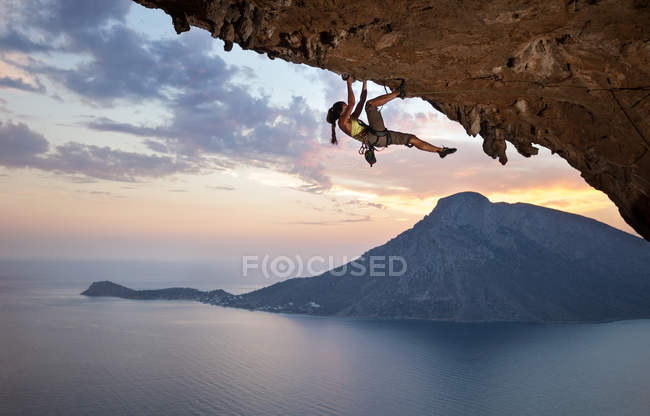 Giovane arrampicatrice al tramonto — Foto stock