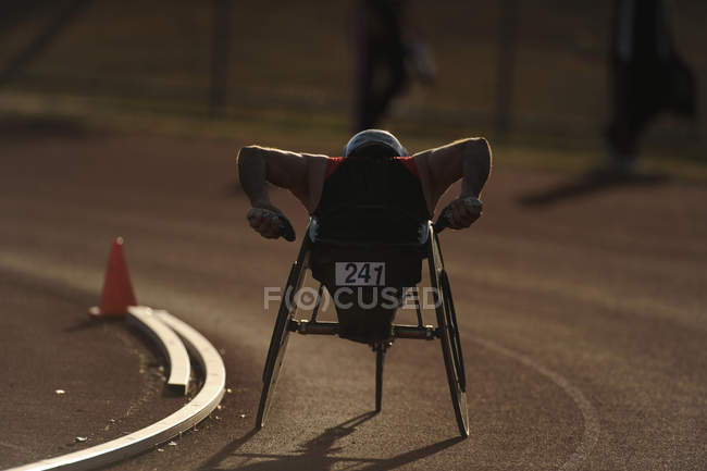 Athlète en fauteuil roulant pendant le marathon — Photo de stock
