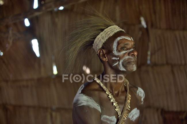 Homem da tribo de Asmat — Fotografia de Stock