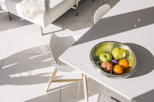 Cocina con zona de desayuno - foto de stock