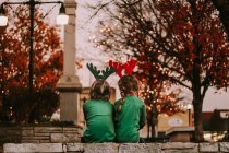 Милые девушки в праздничных оленьих повязках — стоковое фото