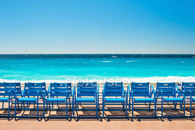 Sedie blu sulla Promenade des Anglais a Nizza, Francia — Foto stock