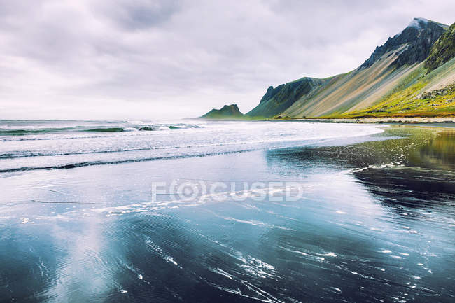 Beautiful coast of the Atlantic ocean in Iceland — Stock Photo