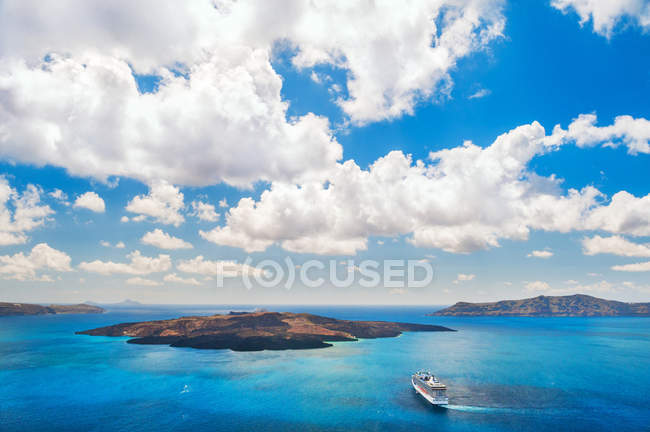 Cruise liner near the Greek Islands — Stock Photo