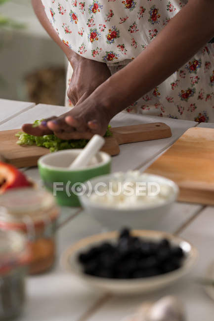 Donna africana che prepara insalata — Foto stock